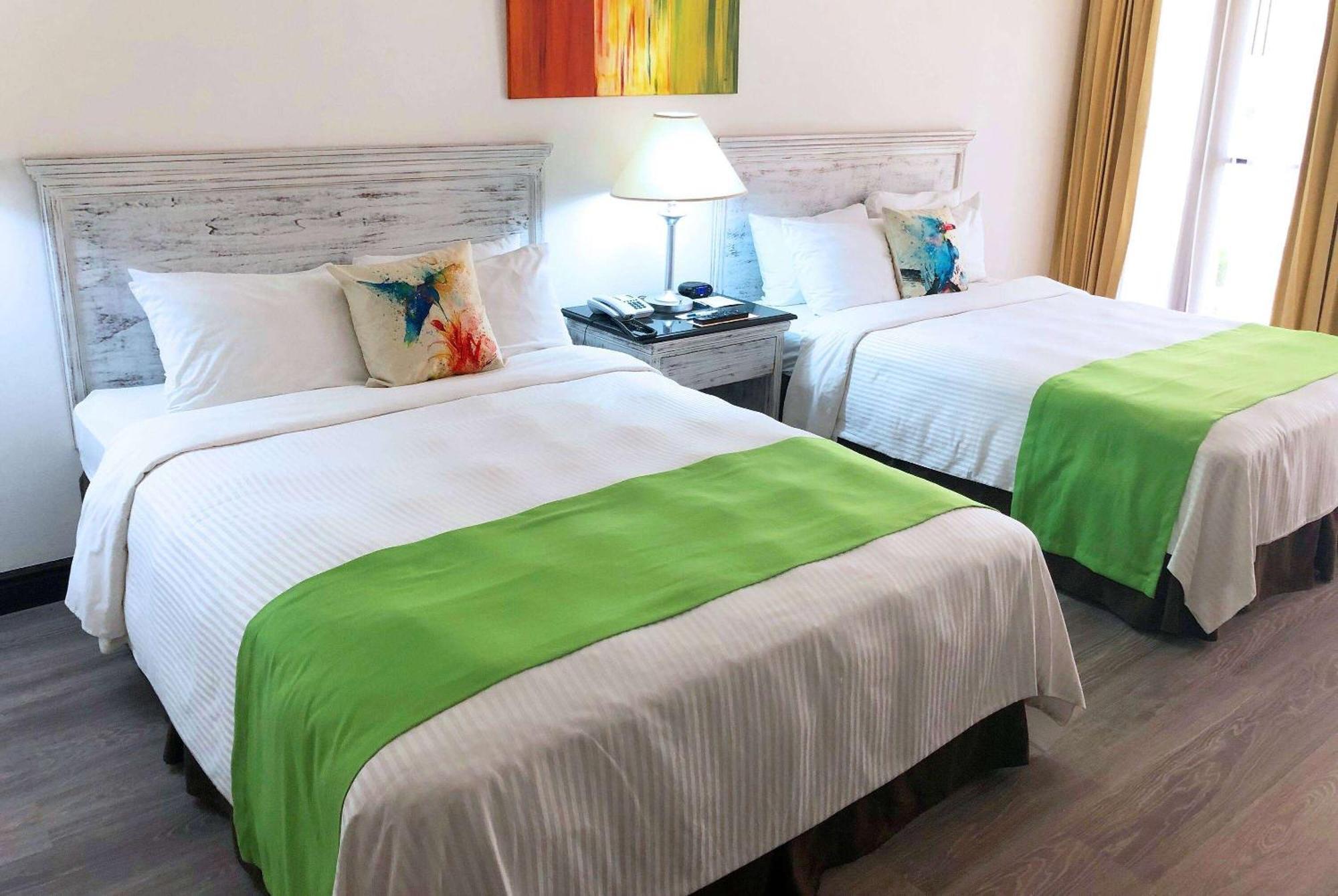 Wyndham San Jose Herradura ภายนอก รูปภาพ A bed runner